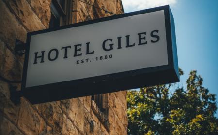 Hotel Giles sign